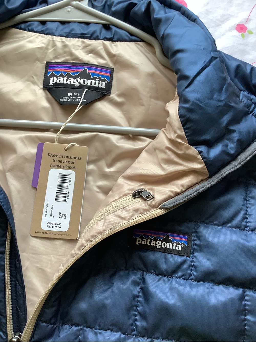 Patagonia Men’s Navy Puffer Jacket with Cream Lining